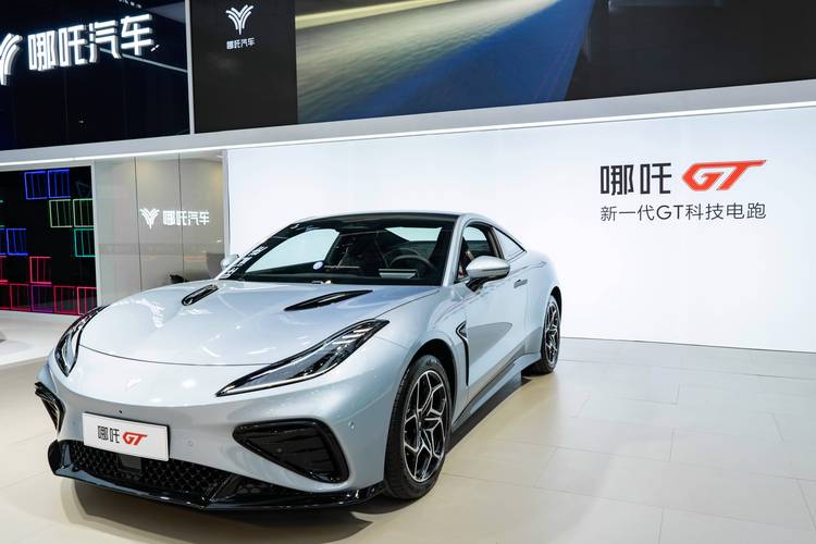 重庆306哪吒汽车在智能汽车领域的表现，领途汽车在新能源汽车市场中的影响力